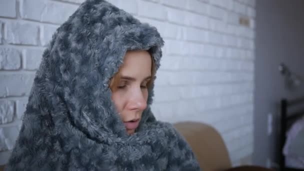 覆盖着灰蒙蒙的格子花 年轻的高加索女人冻得在家里感到冷 生病的女孩有发烧的感冒 体温症状包裹在毛毯里 在室内发抖 靠近点 — 图库视频影像