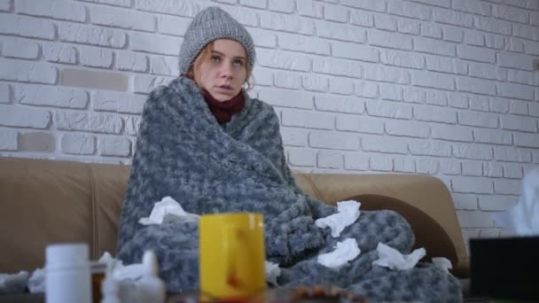 Покрытая Серой Клетчатой Молодой Белой Женщиной Шляпе Замерзающей Шарфе Чувствующей — стоковое видео