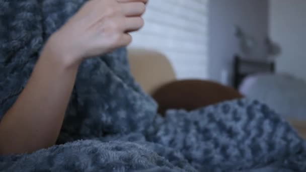 Närbild Ung Kaukasiska Kvinna Mäter Temperaturen Sitter Soffa Feber Hemmet — Stockvideo