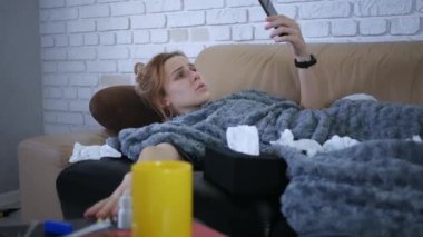 Hasta, beyaz bir kadın internette doktorla konuşuyor. Doktora danışarak akıllı telefondaki hapların battaniyenin altında yattığını gösteriyor. İnsanlar ve aletler kavramı.