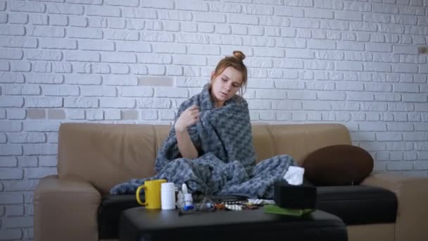 Mujer Caucásica Joven Siente Mal Sentado Sofá Luego Comprobar Temperatura — Vídeos de Stock
