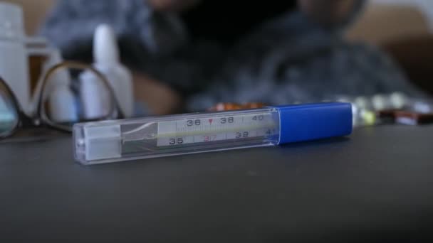 Una Mano Femenina Toma Termómetro Caja Para Medir Temperatura Corporal — Vídeos de Stock