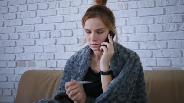 Niña Enferma Con Gripe Casa Midiendo Temperatura Corporal Utiliza Smartphone — Vídeo de stock