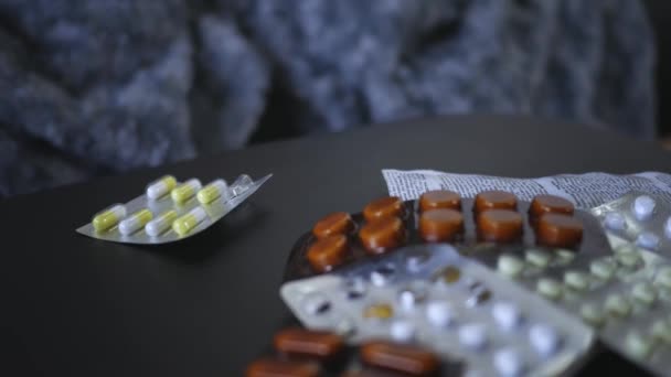 Mujer Toma Píldoras Ampolla Primer Plano Mano Femenina Vierta Comprimido — Vídeo de stock