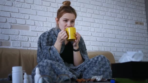 Больная Красивая Женщина Простудой Пьет Горячий Чай Лимоном Сидя Диван — стоковое видео