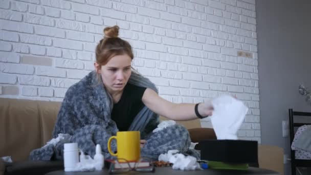 Gros Plan Jeune Femme Caucasienne Malsaine Plaid Enveloppé Mouchant Dans — Video