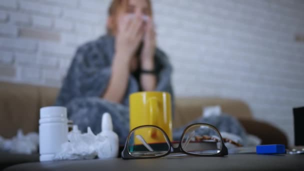 Jonge Blanke Vrouw Ziek Zit Bank Haar Neus Benauwd Niest — Stockvideo