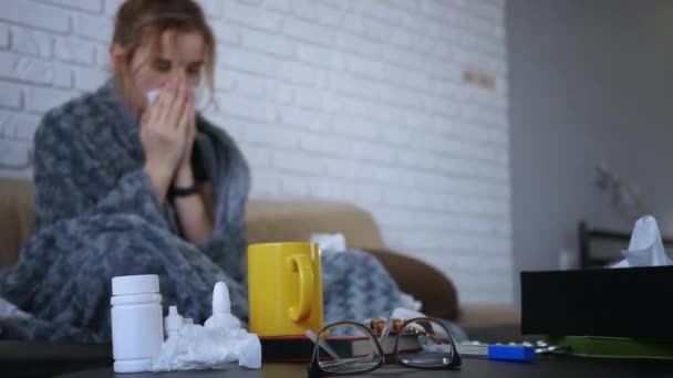 Mujer Caucásica Joven Está Enferma Sentada Sofá Nariz Está Tapada — Vídeos de Stock