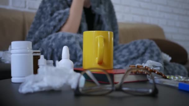 Une Jeune Femme Prend Spray Nasal Pour Débarrasser Rhume Concept — Video