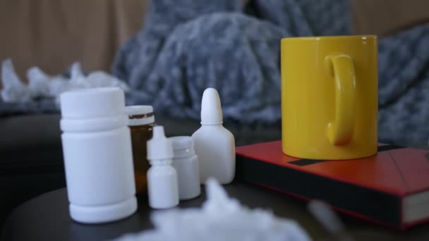 Uma Jovem Toma Spray Nasal Para Livrar Resfriado Conceito Gripe — Vídeo de Stock