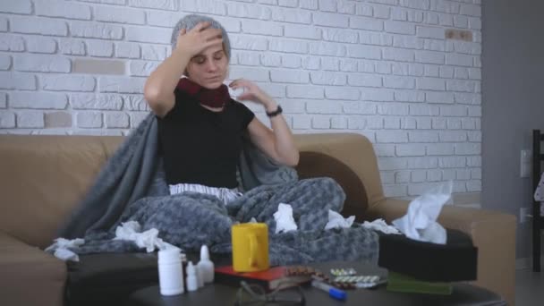 Jovem Caucasiana Fica Resfriada Sente Melhor Depois Tratar Resfriados Gripe — Vídeo de Stock