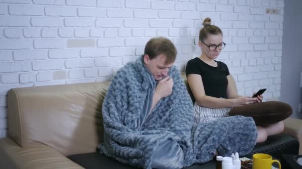 Junges Paar Das Auf Der Couch Sitzt Ein Kranker Mann — Stockvideo