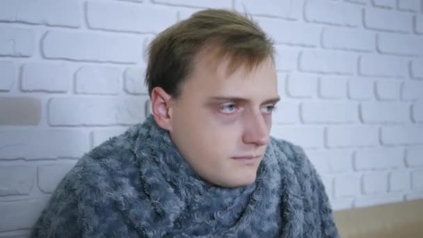 Вкритий Сірим Пледом Молодий Кавказький Чоловік Замерзає Відчуваючи Холод Вдома — стокове відео