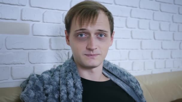 Portrait Homme Caucasien Malade Montrant Des Pilules Regardant Caméra Parler — Video