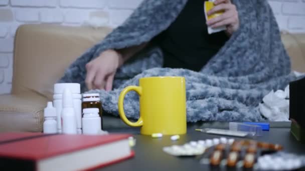 Medizinpuder Fällt Glas Mit Wasser Herunter Grippemittel Pulver Das Sich — Stockvideo