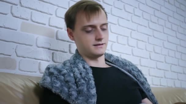 Portret Chorego Człowieka Rasy Kaukaskiej Pokazuje Pigułki Patrząc Aparat Rozmawiając — Wideo stockowe