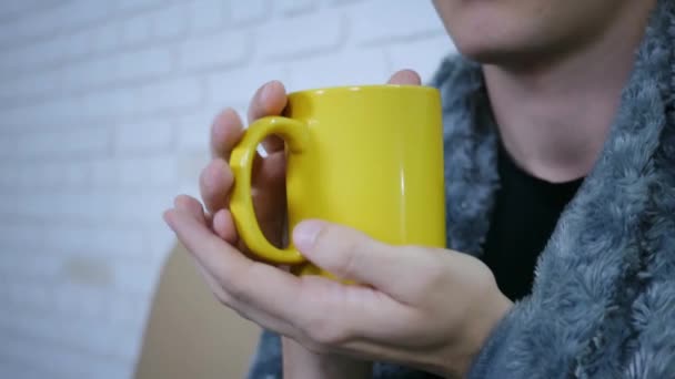 Młody Człowiek Pije Herbatę Chory Mężczyzna Wieje Gorącej Herbacie Żółtej — Wideo stockowe