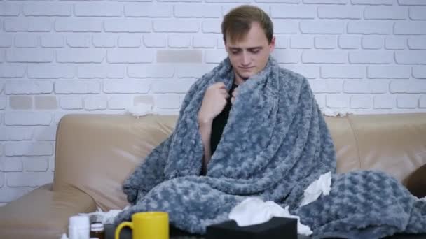 Joven Hombre Caucásico Siente Enfermo Sentado Sofá Luego Comprobar Temperatura — Vídeo de stock