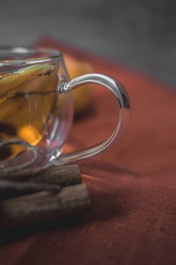 Elma şarabı, meyve suyu, meyve suyu, meyve suyu, baharatlı çay, tarçın çubukları, yıldız anason ve tahta zeminde taze elmalar. Sonbahar ve kış akşamları için sıcak içecek. Kapatın. Mevsimlik sıcak içecek..