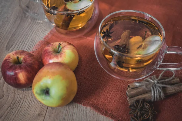 Jabłkowy Napój Jabłkowy Sok Poncz Herbata Przyprawami Paluszki Cynamonowe Anyż — Zdjęcie stockowe