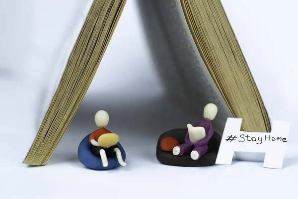 Plasticine ailesini kitap okurken yaklaş. Çubuk Adam ailesi evde geçirdikleri zamanı edebiyatla geçiriyorlar. Karantina sırasında evde kal. Hobi hayat kurtarır..