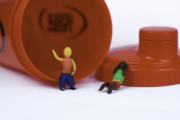 Plastikçilere yakın çekim spor için giriyorlar. Çubuk adam egzersizi.
