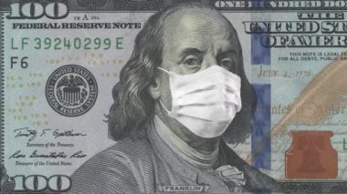 ABD 'de COVID-19 Coronavirüs. Benjamin Franklin 'e yüz maskesi takan 100 dolarlık banknot. Benjamin Franklin 'in maskeli nefes aldığı 100 dolarlık banknot. Kriz ve finans kavramı.