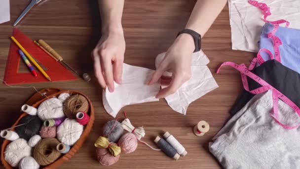 Genç Bir Kadın Gece Evde Oturup Beyaz Kumaş Kesimini Hazırlıyor — Stok video