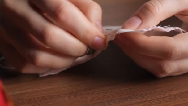 Mãos Uma Jovem Mulher Dedal Costura Tecido Algodão Branco Noite — Vídeo de Stock