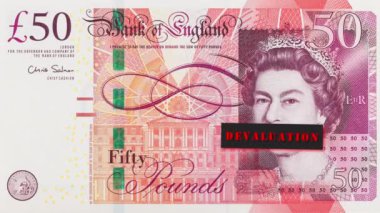 Elizabeth II 'nin portresi kapalı ağızlı ve başlığı 