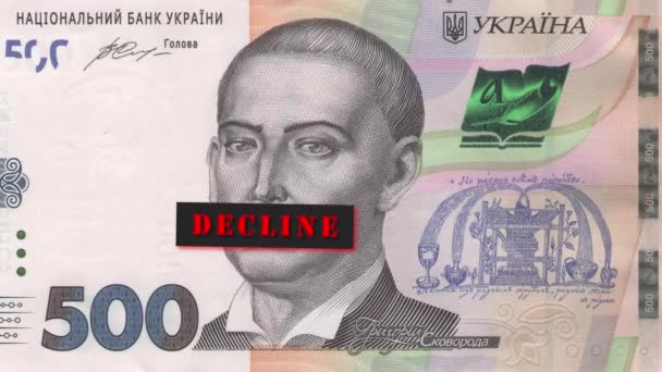 格里高里 斯科沃罗达的肖像来自500张乌克兰语Hryvnia Bill 闭着嘴 标题为 Decline 在浮雕中 肖像的脸皱眉了 金融和经济危机概念 — 图库视频影像