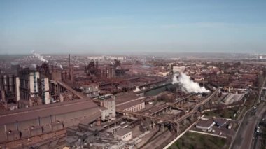Gri dumanlı yüksek baca borularının havadan görünüşü. Borular endüstri atmosferini kirletiyor duman ekolojisi kirliliği, endüstriyel fabrikalar kirleniyor. Endüstriyel borulardan atmosfere emisyon.