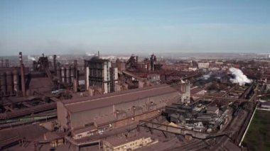 Gri dumanlı yüksek baca borularının havadan görünüşü. Borular endüstri atmosferini kirletiyor duman ekolojisi kirliliği, endüstriyel fabrikalar kirleniyor. Endüstriyel borulardan atmosfere emisyon.