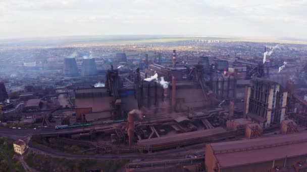 Luchtfoto Van Hoge Schoorsteenpijpen Met Grijze Rook Pijpen Vervuilen Industriële — Stockvideo