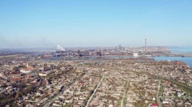 Gri dumanlı yüksek baca borularının havadan görünüşü. Şehirde bir fabrika. Sanayi fabrikası kirliliği. Endüstriyel borulardan atmosfere emisyon.