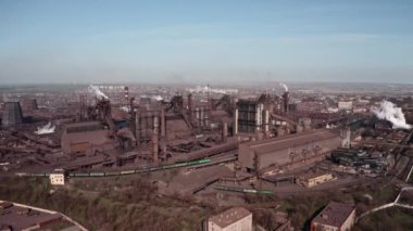 Gri dumanlı yüksek baca borularının havadan görünüşü. Borular endüstri atmosferini kirletiyor duman ekolojisi kirliliği, endüstriyel fabrikalar kirleniyor. Endüstriyel borulardan atmosfere emisyon.