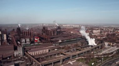 Gri dumanlı yüksek baca borularının havadan görünüşü. Borular endüstri atmosferini kirletiyor duman ekolojisi kirliliği, endüstriyel fabrikalar kirleniyor. Endüstriyel borulardan atmosfere emisyon.