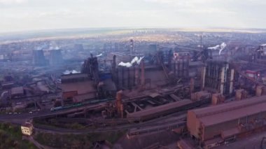Gri dumanlı yüksek baca borularının havadan görünüşü. Borular endüstri atmosferini kirletiyor duman ekolojisi kirliliği, endüstriyel fabrikalar kirleniyor. Endüstriyel borulardan atmosfere emisyon.