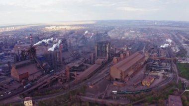 Gri dumanlı yüksek baca borularının havadan görünüşü. Borular endüstri atmosferini kirletiyor duman ekolojisi kirliliği, endüstriyel fabrikalar kirleniyor. Endüstriyel borulardan atmosfere emisyon.