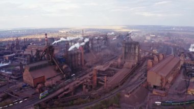 Gri dumanlı yüksek baca borularının havadan görünüşü. Borular endüstri atmosferini kirletiyor duman ekolojisi kirliliği, endüstriyel fabrikalar kirleniyor. Endüstriyel borulardan atmosfere emisyon.