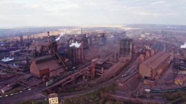 Gri dumanlı yüksek baca borularının havadan görünüşü. Borular endüstri atmosferini kirletiyor duman ekolojisi kirliliği, endüstriyel fabrikalar kirleniyor. Endüstriyel borulardan atmosfere emisyon.