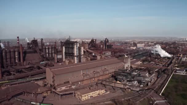 有灰色烟雾的高高的烟囱的空中景观 管道污染工业环境 烟尘生态污染 工业园区污染 工业管道向大气的排放 — 图库视频影像