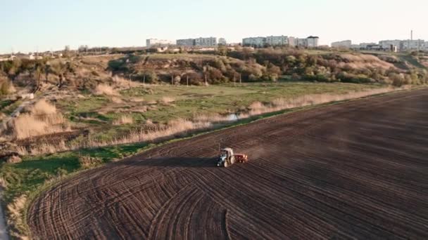 Pandangan Atas Udara Traktor Membajak Ladang Mempersiapkan Lahan Untuk Ditabur — Stok Video