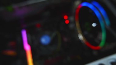 Blured parçalanmış bilgisayarların atölyedeki arka planlarını sil. İşçi etrafında iş akışı ayrıntıları.