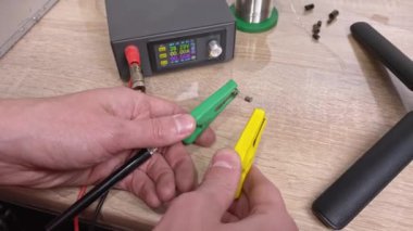 Sigortası atan yakın çekim deneyi. Usta elektriğin gücünü gösteriyor..