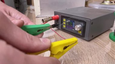 Yanma kablosuyla yapılan bir deney. Usta elektriğin gücünü gösteriyor..