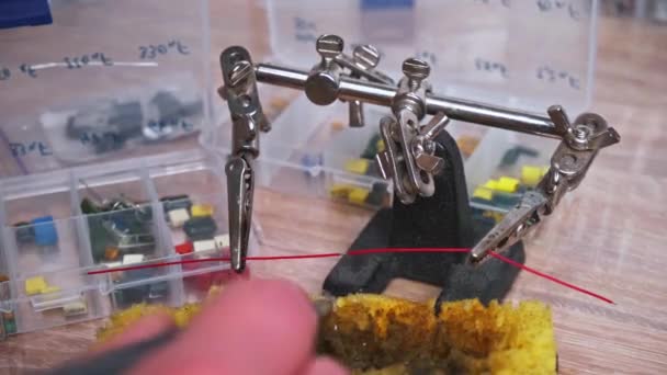 Primer Plano Mano Artesano Soldando Dos Cables Proceso Soldadura Taller — Vídeo de stock