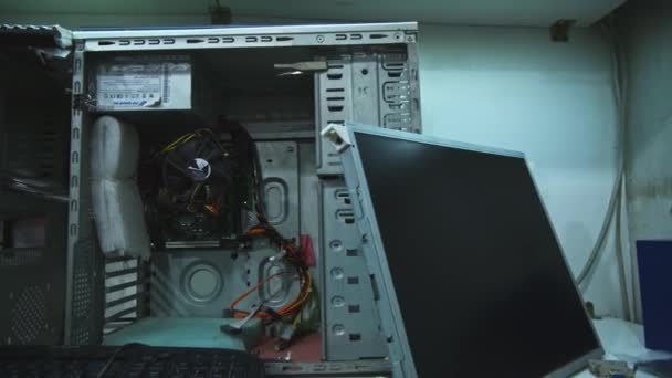 Ordinateurs démontés dans l'atelier. Détails du flux de travail autour de l'ouvrier .