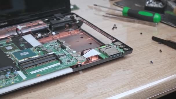 Detailní Záběr Rozebraného Laptopu Pracovní Postupy Dílně — Stock video