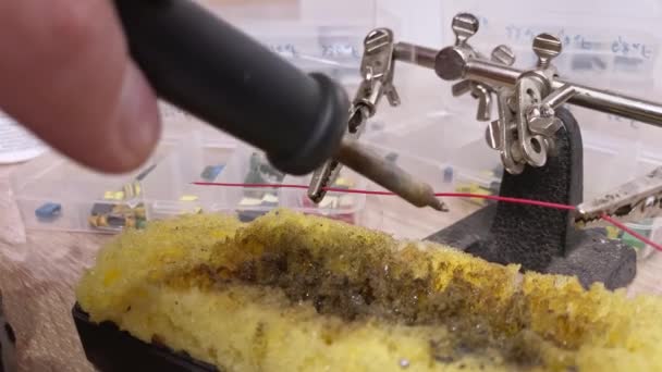 一个工匠的手用两根电线焊接而成的特写 车间的焊接工艺 — 图库视频影像